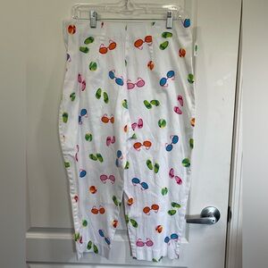 Briggs vtg sunglasses and flip flop white capris. Fits sz14 . No stains, odors.